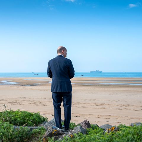 Olaf Scholz steht am Strand