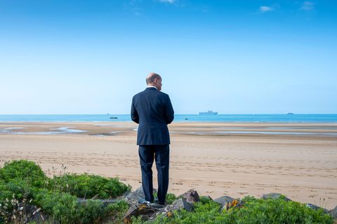 Olaf Scholz steht am Strand