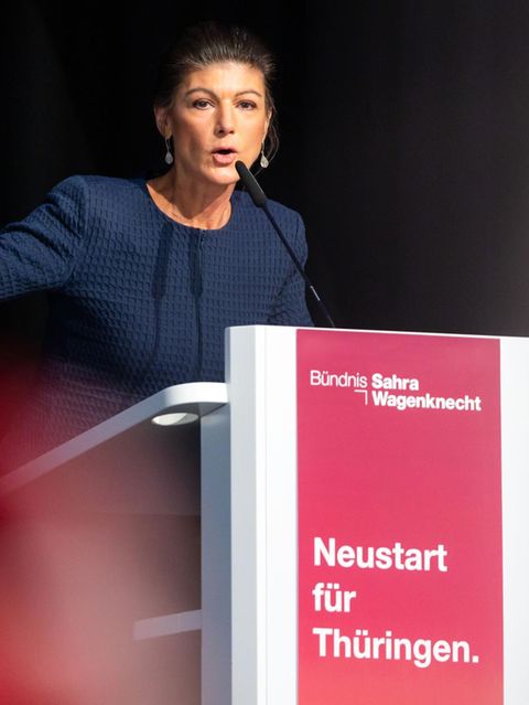 Sahra Wagenknecht am Samstag auf der Mitgliederversammlung in Thüringen. Sie steht vor einem Podium mit BSW.Logo