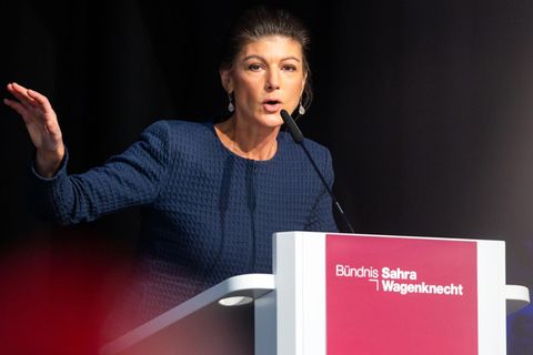 Sahra Wagenknecht am Samstag auf der Mitgliederversammlung in Thüringen. Sie steht vor einem Podium mit BSW.Logo
