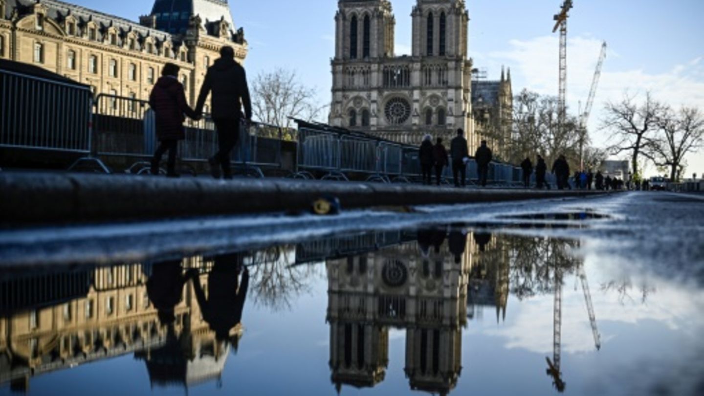 Wiedereröffnung von Notre-Dame: Vor großer Feier erste Schaulustige rund um die Kathedrale