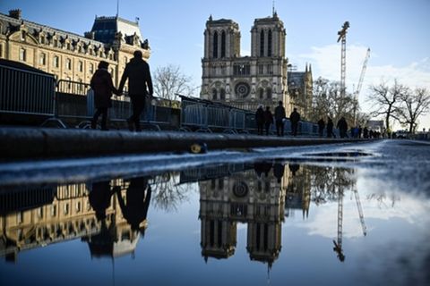 Wiedereröffnung von Notre-Dame: Vor großer Feier erste Schaulustige rund um die Kathedrale