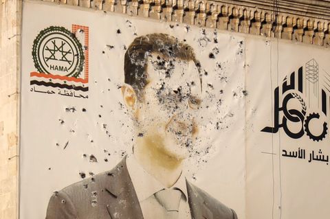 Das lächelnde Plakatgesicht, von Patronen zerschossen: Syriens Machthaber Bashar al-Assad ist auf diesem Bildnis in der syrischen Stadt Hama kaum noch zu erkennen