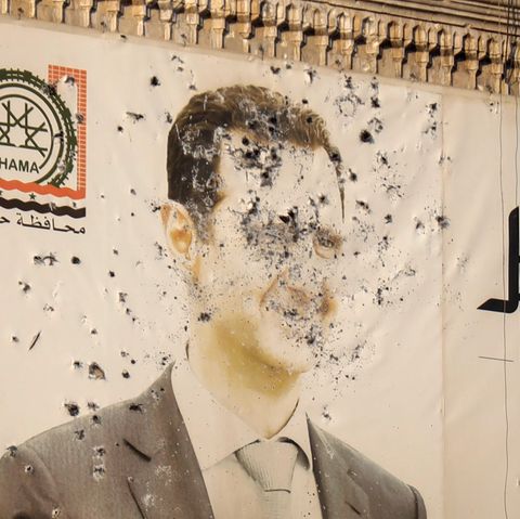 Das lächelnde Plakatgesicht, von Patronen zerschossen: Syriens Machthaber Bashar al-Assad ist auf diesem Bildnis in der syrischen Stadt Hama kaum noch zu erkennen