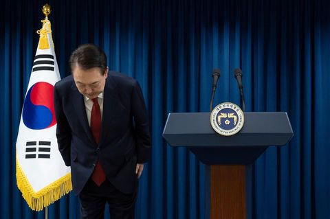 Südkoreas Präsident Yoon verbeugt sich