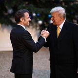 Wie zwei alte Freunde: Frankreichs Präsident Emmanuel Macron nutzte den freudigen Anlass zu zahlreichen politischen Gesprächen – zum Beispiel mit Donald Trump, der im Januar wieder ins Weiße Haus einzieht