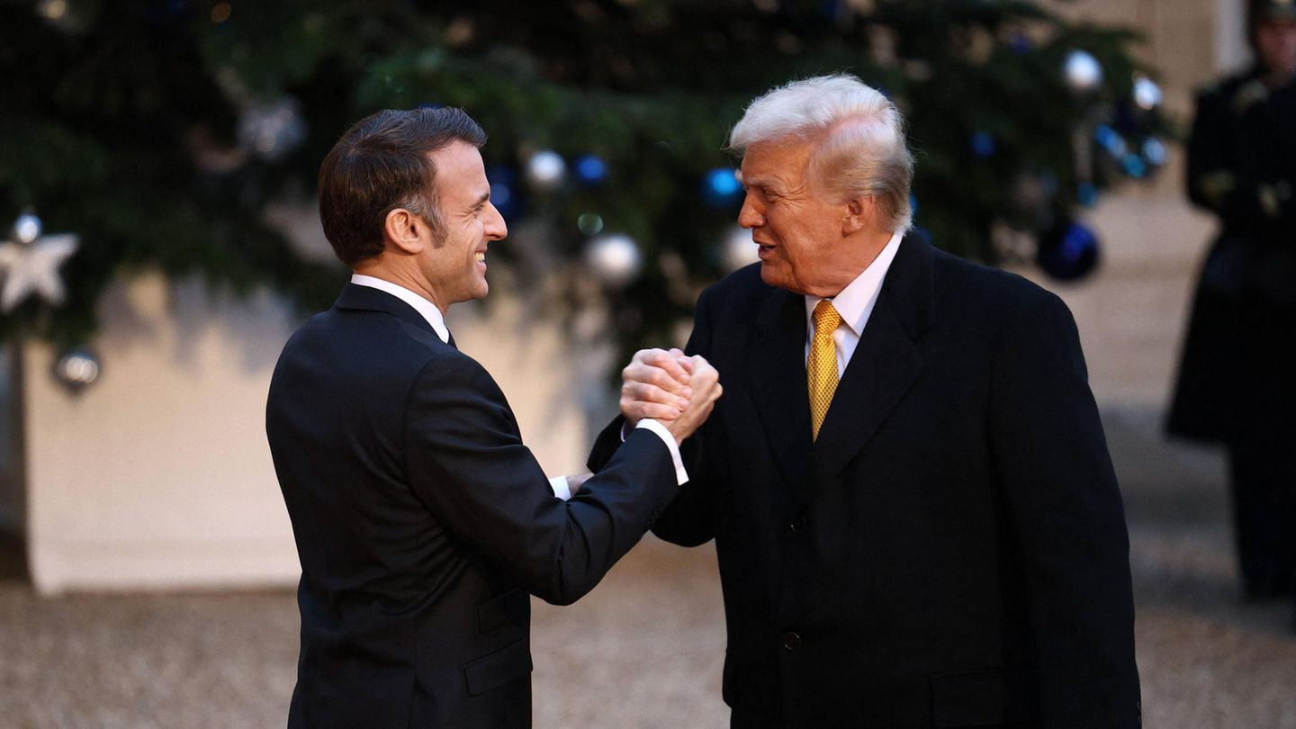 Wie zwei alte Freunde: Frankreichs Präsident Emmanuel Macron nutzte den freudigen Anlass zu zahlreichen politischen Gesprächen – zum Beispiel mit Donald Trump, der im Januar wieder ins Weiße Haus einzieht