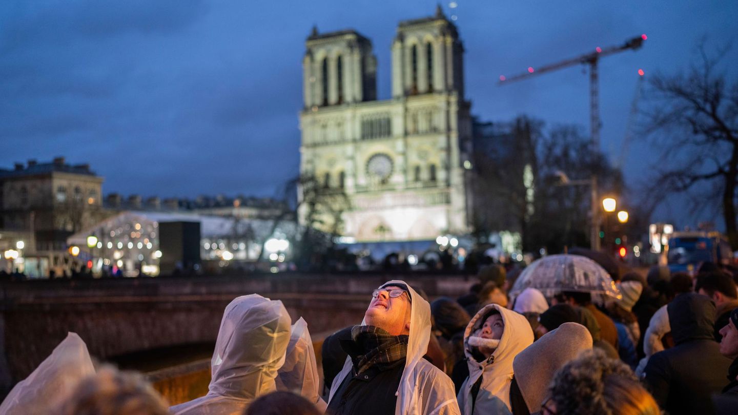 Wegen erwarteter Böen von bis zu 80 km/h fand ein Teil der Eröffnungszeremonie im Inneren der Pariser Notre-Dame statt. Dazu gehört Macrons Rede