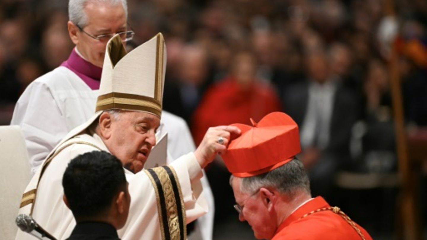 Papst Franziskus (l.) bei der Zeremonie im Petersdom