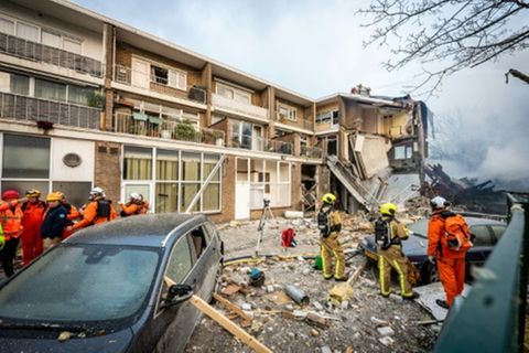 Einsatzkräfte suchen in Den Haag nach Überlebenden