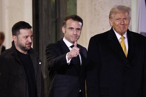 40 Staatsoberhäupter und (baldige) Regierungschefs erwiesen der Dame ihre Ehre. Doch meisten Blicke fingen natürlich der ukrainische Präsident Wolodymyr Selenskyj und der designierte US-Präsident Donald Trump