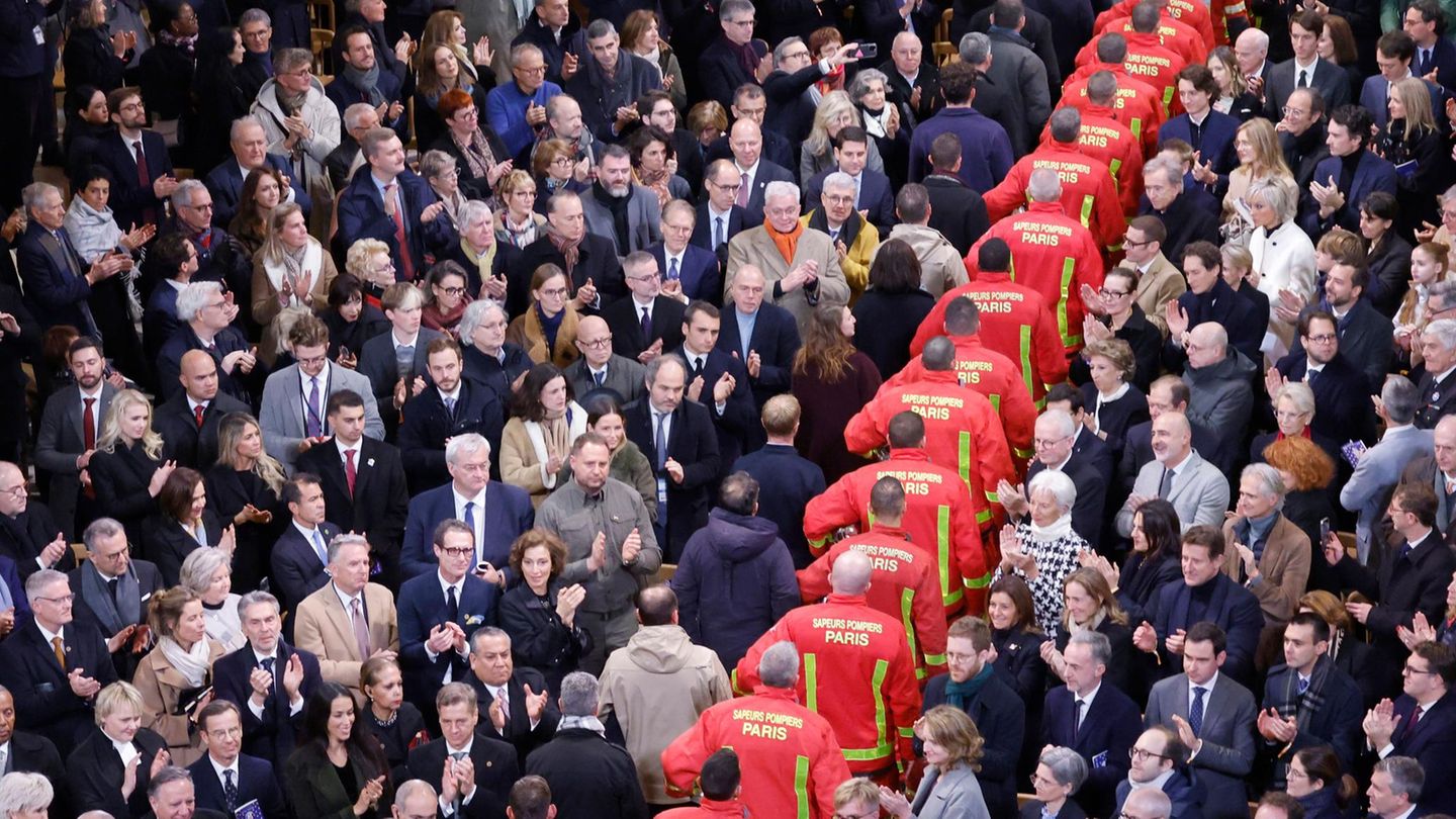 Die wahren Ehrengäste: Das hohe Publikum applaudierte Feuerwehrleuten, Rettern und Bauarbeitern, die an den Restaurierungsarbeiten beteiligt waren