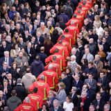 Die wahren Ehrengäste: Das hohe Publikum applaudierte Feuerwehrleuten, Rettern und Bauarbeitern, die an den Restaurierungsarbeiten beteiligt waren