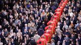 Die wahren Ehrengäste: Das hohe Publikum applaudierte Feuerwehrleuten, Rettern und Bauarbeitern, die an den Restaurierungsarbeiten beteiligt waren