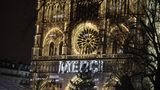 "Merci" erstrahlt es in vielen Sprache auf der Fassade des gotischen Bauwerks. "Diese Kathedrale ist ein glückliches Sinnbild dafür, was eine Nation sein kann und was die Welt sein sollte", sagte Präsident Macron in seiner Ansprache
