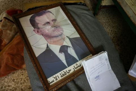 Porträt von Syriens Machthaber Baschar al-Assad