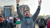 Auf dem Saadallah al-Jabiri-Platz im Herzen der Hauptstadt Damaskus feiern die Menschen das Ende des Regimes     