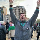 Auf dem Saadallah al-Jabiri-Platz im Herzen der Hauptstadt Damaskus feiern die Menschen das Ende des Regimes     