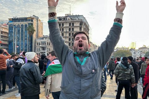 Auf dem Saadallah al-Jabiri-Platz im Herzen der Hauptstadt Damaskus feiern die Menschen das Ende des Regimes     