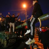 Jubelnde Zivilisten auf einem Panzer: Die Rebellen unter Abu Muhammad al-Dschulani geben sich volksnah