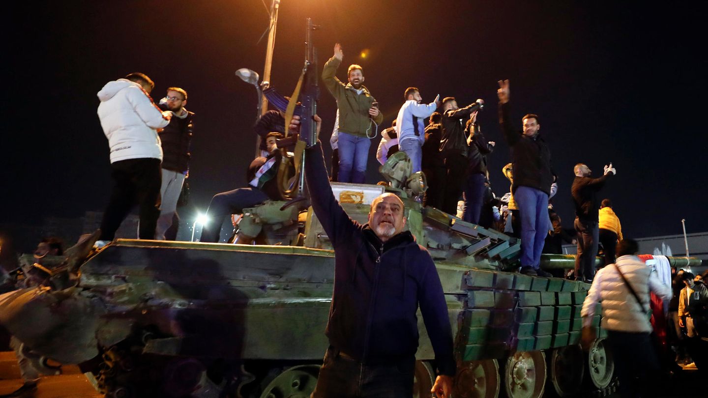 Die Befreiung vom Regime kam in der Nacht: Nach wenigen Tagen hatten die Rebellen unter der Führung von Abu Muhammad al-Dschulani in einer Lawine die Regierungstruppen überrollt und das Land übernommen