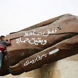 "Hafiz verrecke", steht auf der umgestürzten Statue des früheren Diktators in Hama. Hafiz al-Assad hatte sich 1970 an die Macht geputscht, sein Antlitz zierte gemeinsam mit dem seines Sohnes und Nachfolgers Baschar al-Assad unzählige Plakate, Wandbilder und Statuen im Land. Jetzt feiern die Syrer eine Zukunft ohne die Assads