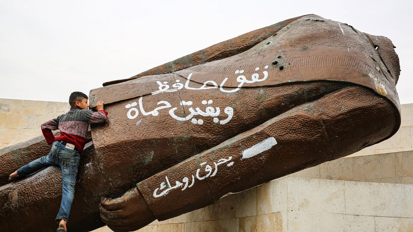 Syria: "Hafiz perish," says the toppled statue of the former dictator in Hama. Hafiz al-Assad came to power in a coup in 1970, and his face, together with that of his son and successor Bashar al-Assad, adorned countless posters, murals and statues in the country. Now Syrians are celebrating a future without the Assads “Hafiz perish,” is written on the fallen statue of the former dictator in Hama. Hafiz al-Assad came to power in a coup in 1970, and his face, together with that of his son and successor Bashar al-Assad, adorned countless posters, murals and statues in the country. Now Syrians are celebrating a future without the Assads