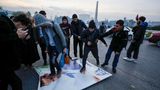 Alleinherrscher Baschar al-Assad ist Berichten zufolge aus dem Land geflohen. Der in London als Augenarzt ausgebildete zweite Sohn von Hafiz al-Assad war bei Teilen der Bevölkerung zwar durchaus beliebt, wegen der Brutalität des Regimes aber auch verhasst und gefürchtet. Nun lassen seine Gegner ihre Wut an den allgegenwärtigen Plakaten aus