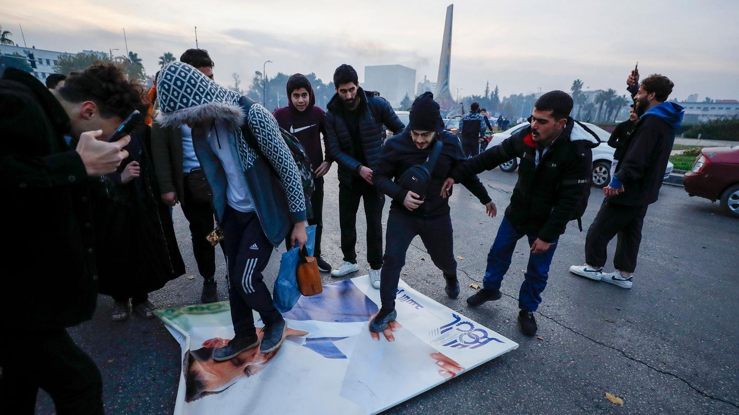 Syrien : Alleinherrscher Baschar al-Assad ist Berichten zufolge aus dem Land geflohen. Der in London als Augenarzt ausgebildete zweite Sohn von Hafiz al-Assad war bei Teilen der Bevölkerung zwar durchaus beliebt, wegen der Brutalität des Regimes aber auch verhasst und gefürchtet. Nun lassen seine Gegner ihre Wut an den allgegenwärtigen Plakaten aus Alleinherrscher Baschar al-Assad ist Berichten zufolge aus dem Land geflohen. Der in London als Augenarzt ausgebildete zweite Sohn von Hafiz al-Assad war bei Teilen der Bevölkerung zwar durchaus beliebt, wegen der Brutalität des Regimes aber auch verhasst und gefürchtet. Nun lassen seine Gegner ihre Wut an den allgegenwärtigen Plakaten aus