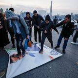 Alleinherrscher Baschar al-Assad ist Berichten zufolge aus dem Land geflohen. Der in London als Augenarzt ausgebildete zweite Sohn von Hafiz al-Assad war bei Teilen der Bevölkerung zwar durchaus beliebt, wegen der Brutalität des Regimes aber auch verhasst und gefürchtet. Nun lassen seine Gegner ihre Wut an den allgegenwärtigen Plakaten aus