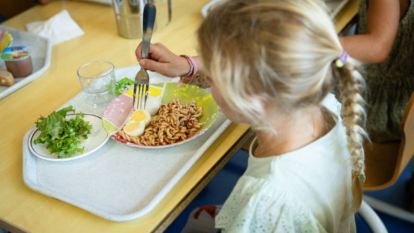 Mädchen beim Mittagessen in einer Schule