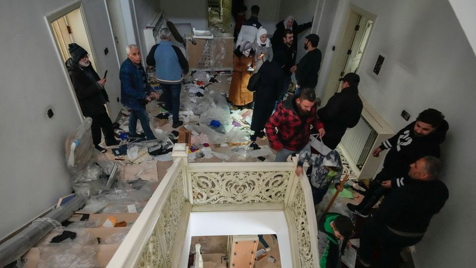 Ehemaliger Assad-Sitz: Plünderungen in Präsidentenpalast in Damaskus Ehemaliger Assad-Sitz: Plünderungen in Präsidentenpalast in Damaskus
