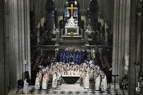 Erste Messe in Notre-Dame