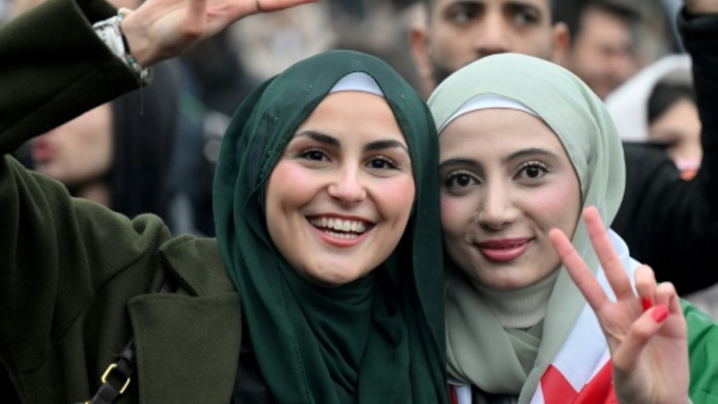 Feiernde Frauen bei einer Kundgebung in Berlin
