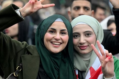 Feiernde Frauen bei einer Kundgebung in Berlin