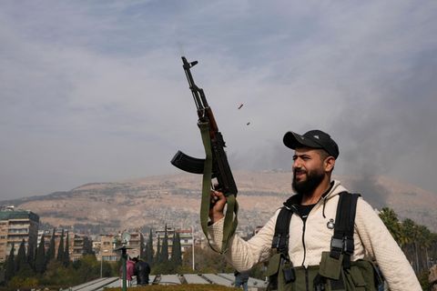 Ein Oppositionskämpfer in Syriens Hauptstadt Damaskus nach dem Sturz des Regimes