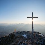 Europas heilige Berge: Rundumblick mit Gipfelkreuz des Säulings in den Alpen