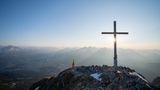 Europas heilige Berge: Rundumblick mit Gipfelkreuz des Säulings in den Alpen