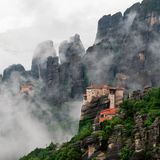 Europas heilige Berge: Klöster im Nebel stehen auf steil abfallenden Felsen
