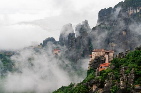 Europas heilige Berge: Klöster im Nebel stehen auf steil abfallenden Felsen