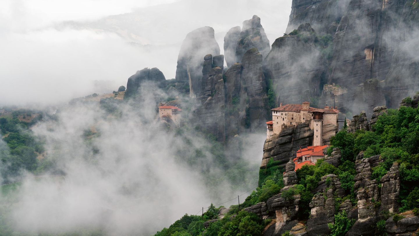 Metéora, Griechenland Europas heilige Berge: Klöster im Nebel stehen auf steil abfallenden Felsen