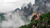 Europas heilige Berge: Klöster im Nebel stehen auf steil abfallenden Felsen