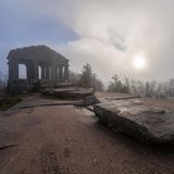 Europas heilige Berge: Antiker Tempel auf einem Gipfel im Gegenlicht