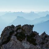 Europas heilige Berge: Schroffes Felsmassiv im blauen Dunst