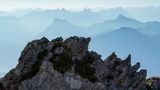 Europas heilige Berge: Schroffes Felsmassiv im blauen Dunst