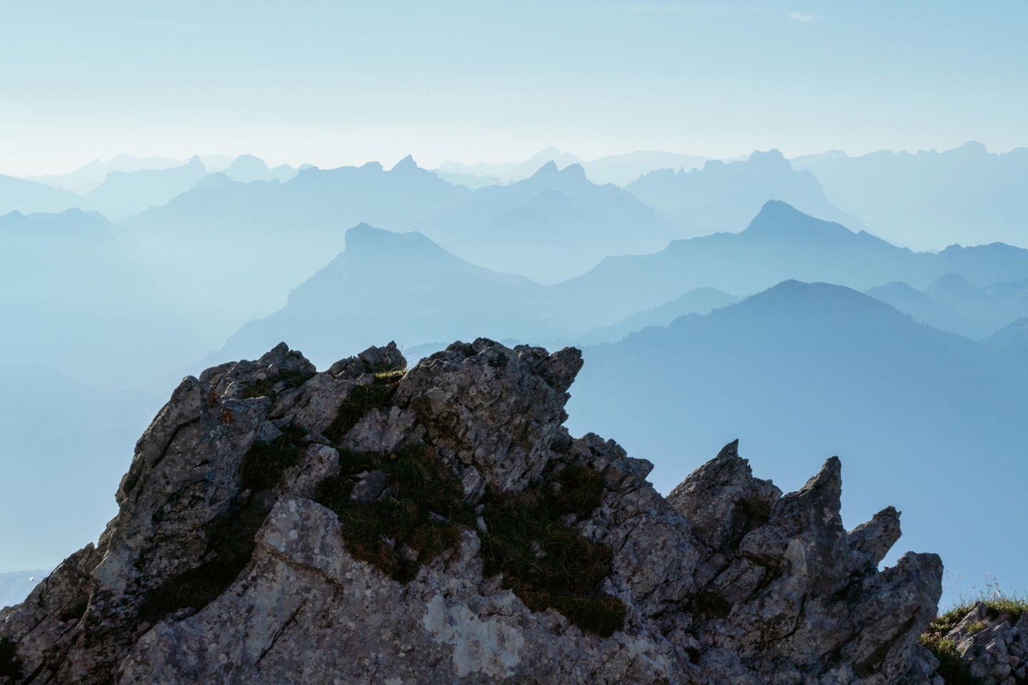 Europas heilige Berge: Schroffes Felsmassiv im blauen Dunst
