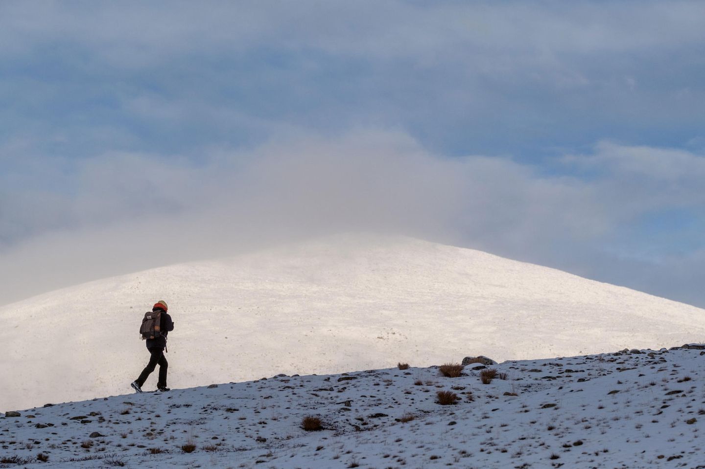Snøhetta, Norwegen Europas heilige Berge: Wanderer beim Aufstieg auf einen schneebedeckten Gipfel