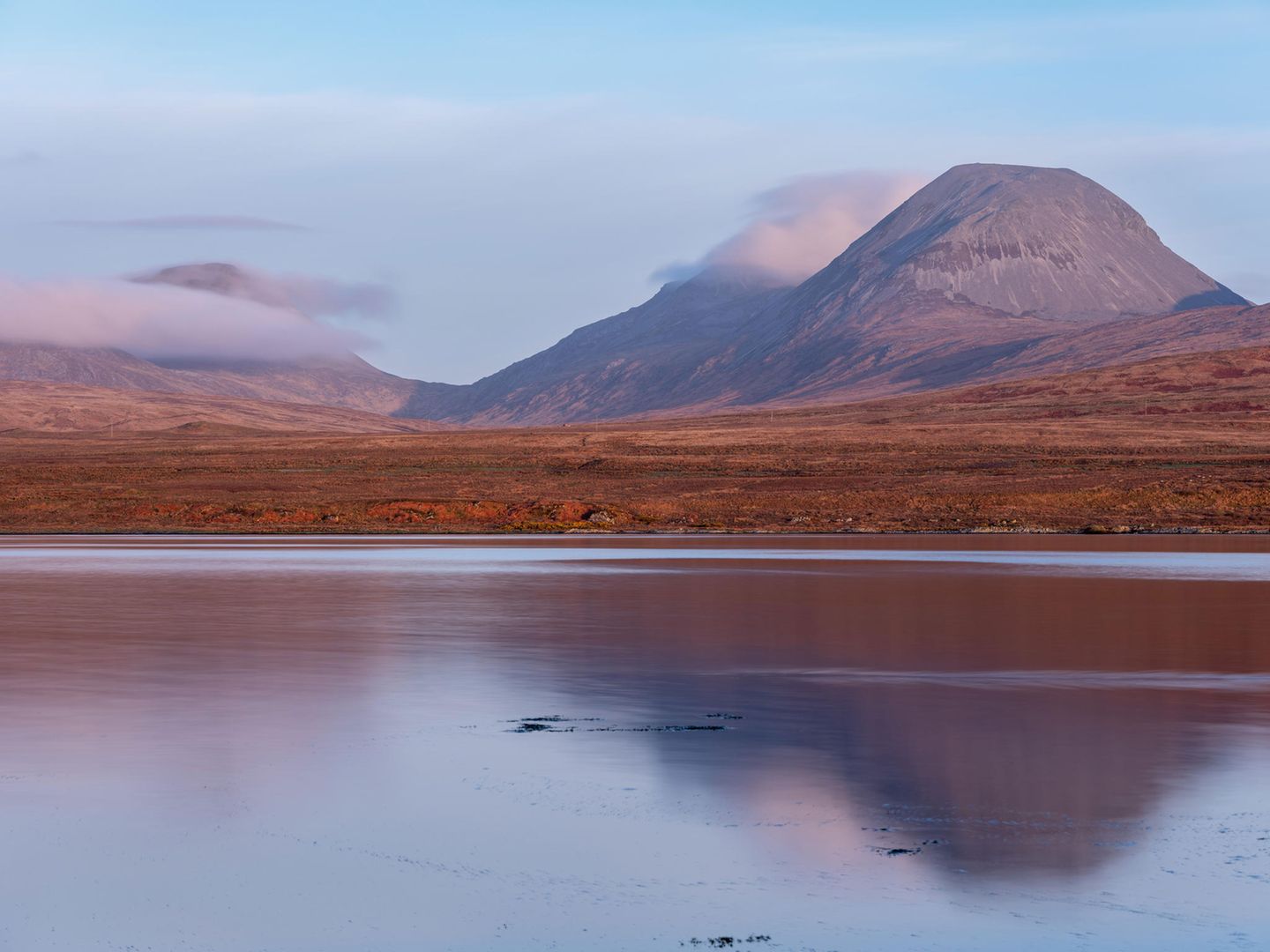 Paps of Jura, Schottland Europas heilige Berge: Drei spitz aufragende Gipfel in einer grasbedeckten Ebene