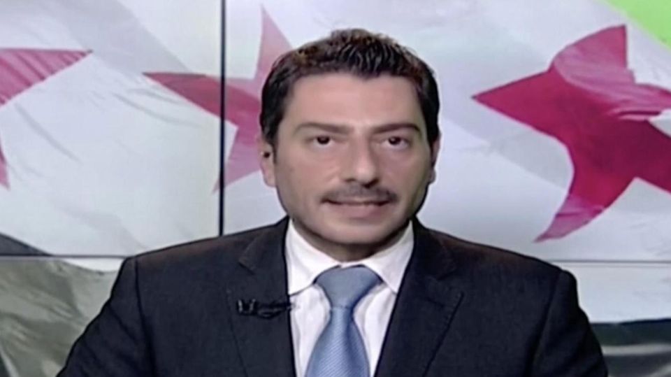 Nach dem Sturz des Dikators Baschar al-Assad verkündet ein syrischer Nachrichtensender die Freiheit Syriens und "nach 50 Jahren Unrecht" eine bessere Zukunft für das Land.