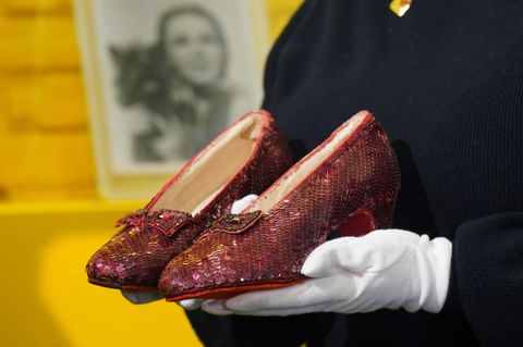 Die originalen roten Schuhe, die Judy Garland im Filmklassiker "Der Zauberer von Oz" von 1939 trug, wechselten den Besitzer